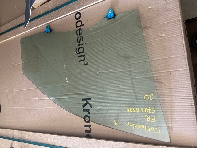 Скло передньої правої двері 5706A584 MITSUBISHI
