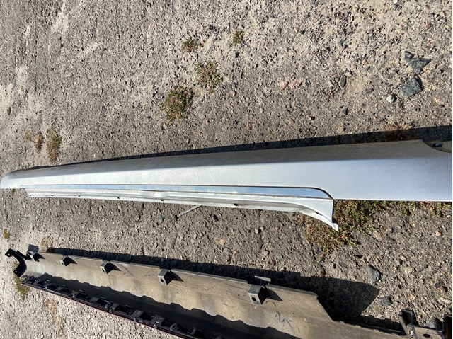 Накладка зовнішня (молдинг) порога, правий 600587500J Tesla Model