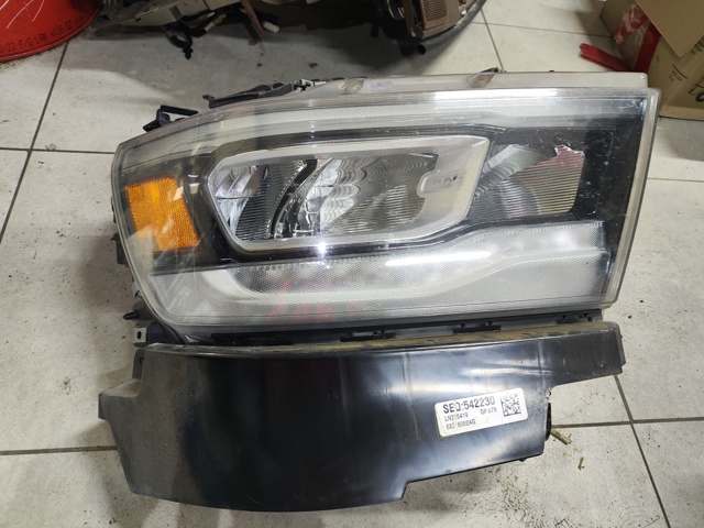 Фара передня права 68316082AG CHRYSLER