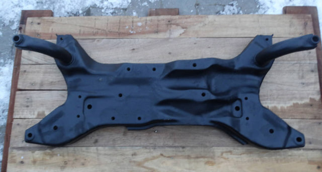 Підрамник передній 4000A022 MITSUBISHI