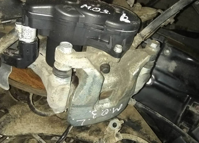 Задній гальмівний супорт лівий 4605C043 MITSUBISHI