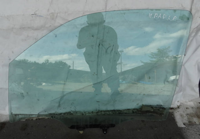 Скло водійських дверей 80301EB310 NISSAN