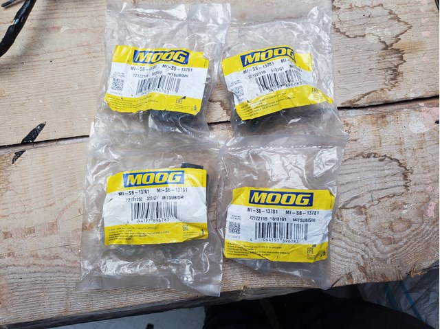 Сайлентблок заднього поперечного важеля, внутрішній MISB13781 MOOG