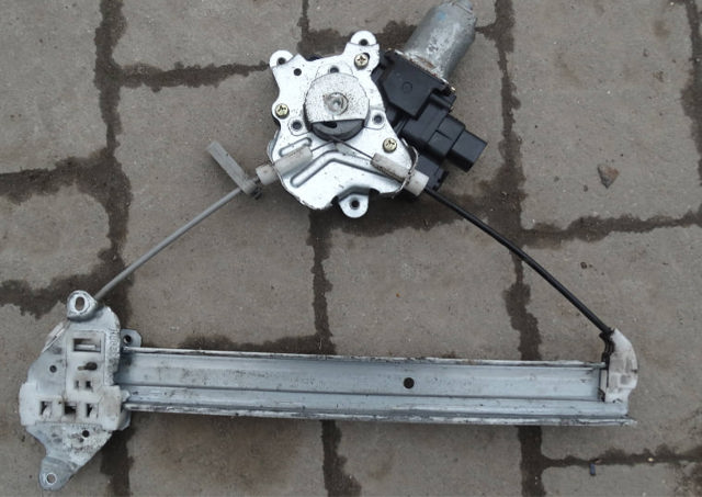 Двигун стеклопод'емника двері задньої, лівої MR573887 MITSUBISHI
