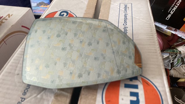 Дзеркальний елемент правий 4M0857536G VAG