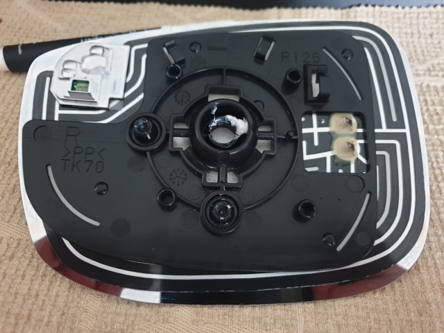 Дзеркальний елемент правий TK96691G1 MAZDA