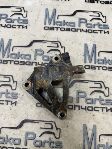 Кронштейн подушки (опори) двигуна, правої 1231525031 TOYOTA