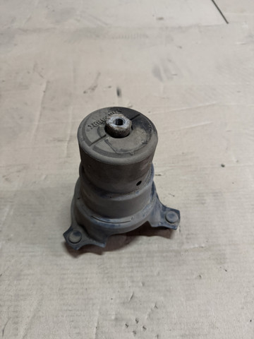 Подушка двигуна передня 1236136110 TOYOTA