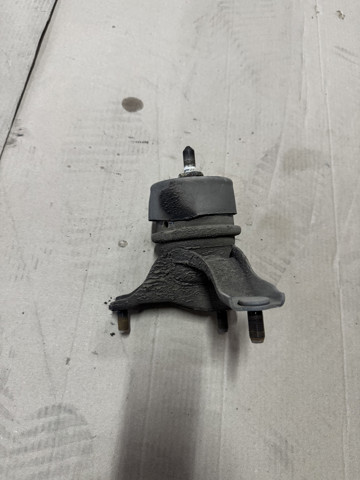 Подушка (опора) двигуна, ліва 123720V020 TOYOTA