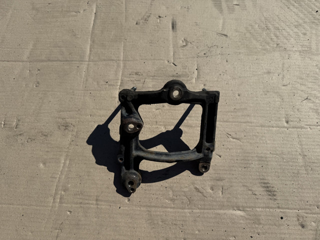 Кронштейн компресора кондиціонера 1250236010 TOYOTA