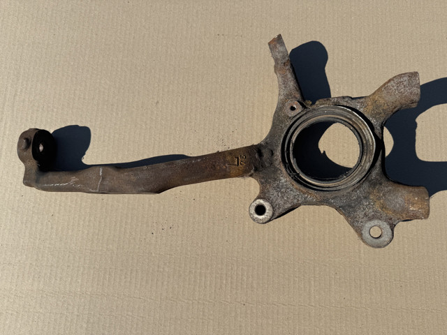 Цапфа поворотна ліва 4321260240 TOYOTA
