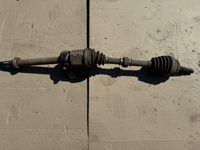 Привід передній правий 4341033310 TOYOTA