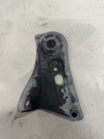 Кронштейн передньої балки 5103633050 TOYOTA