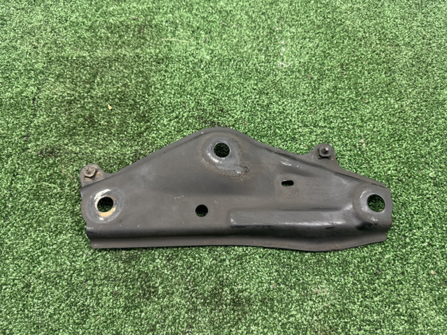Кронштейн передньої балки 5225742020 TOYOTA
