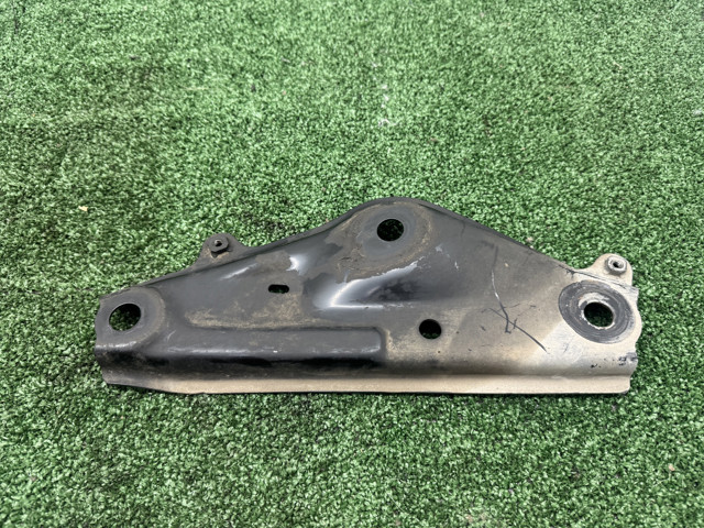 Кронштейн передньої балки 5225842020 TOYOTA