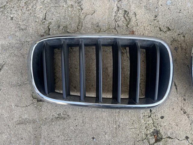 Решітка радіатора права 51137294486 BMW