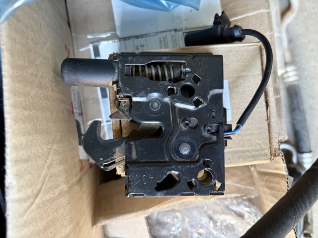 Замок кришки капота 8W0823509B VAG