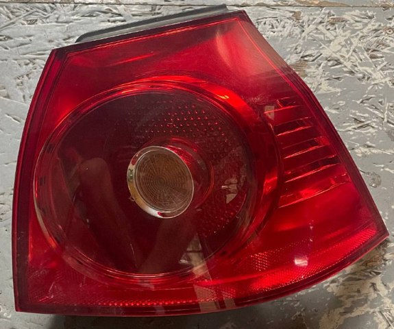 Фара задня права зовнішня 1K6945096E VAG