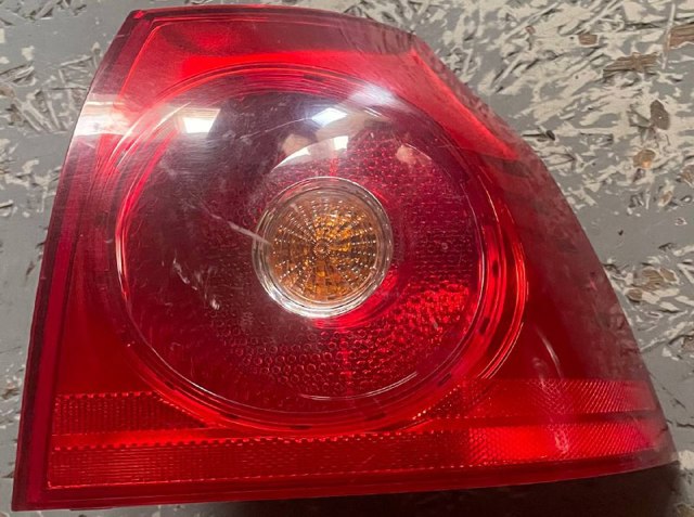 Задній правий зовнішній ліхтар 1K6945112C VAG