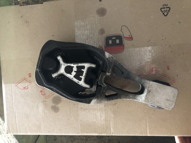 Задня подушка двигуна 9811786680 PEUGEOT