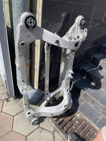 Балка задньої підвіски поперечна 600701200L Tesla Model