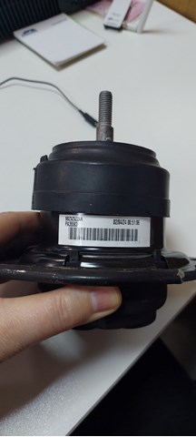 Права опора двигуна 68252522AA CHRYSLER