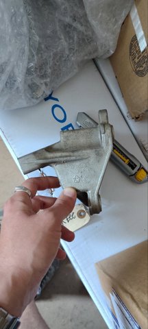 Кронштейн подушки (опори) двигуна, правої 68275984AA CHRYSLER