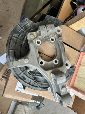Цапфа поворотна права 68282576AD CHRYSLER