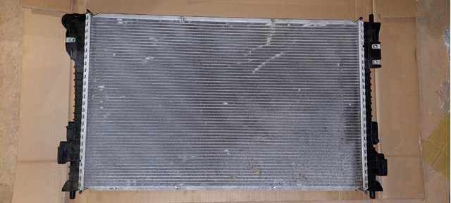 Радиатор под ремонт, отломана одна направляющая  	FB5Z-8005-A