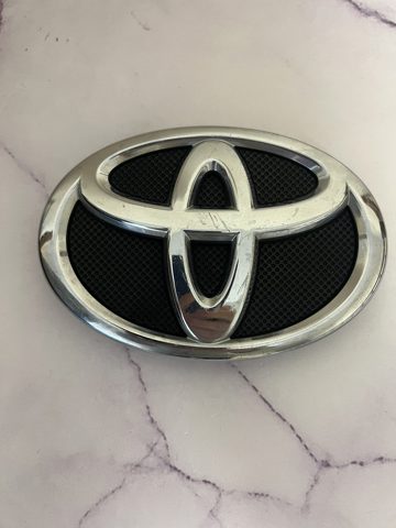 Емблема на решітку радіатора 7531006010 TOYOTA