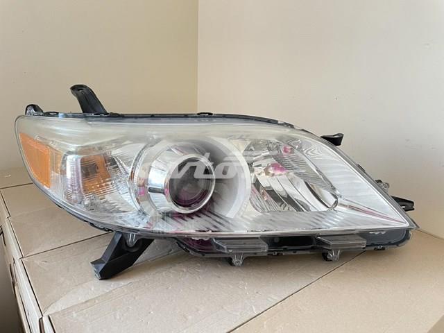 Фара комбінована, передня 8111008032 TOYOTA