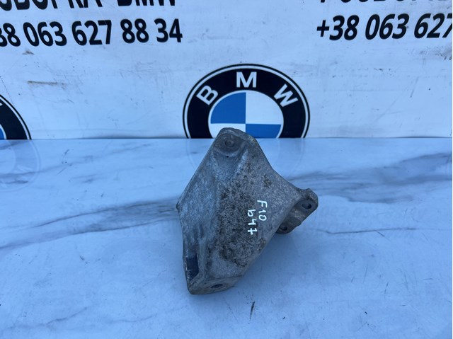 Кронштейн подушки (опори) двигуна, правої 22116781242 BMW