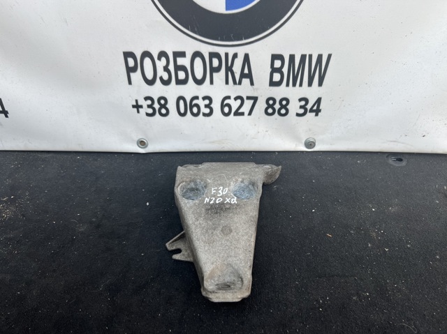 Кронштейн подушки (опори) двигуна, лівої 22116784823 BMW