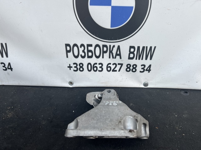 Кронштейн подушки (опори) двигуна, правої 22116784824 BMW