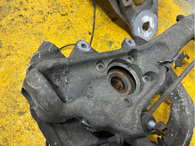 Кулак поворотний передній лівий 31216773783 BMW