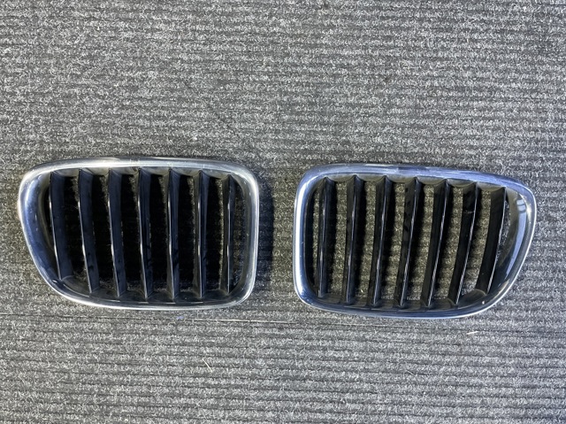 Решітка радіатора права 51112993308 BMW