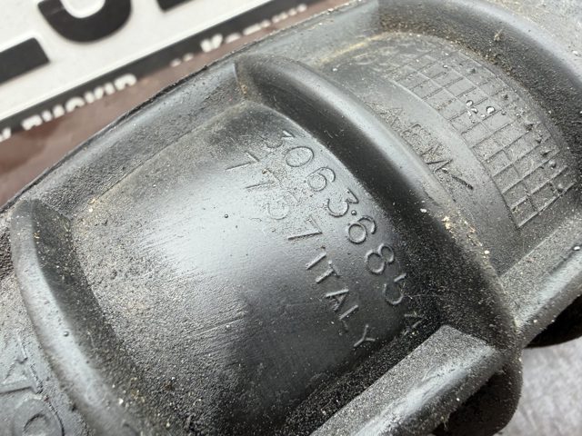 Патрубок повітряний, вихід повітряного фільтра 30636854 VOLVO