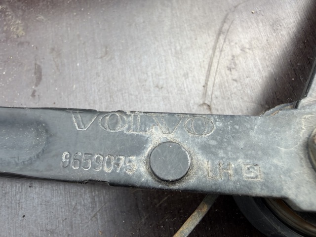 Обмежувач відкриття дверей багажного відсіку (фургон), лівий 8659075 VOLVO