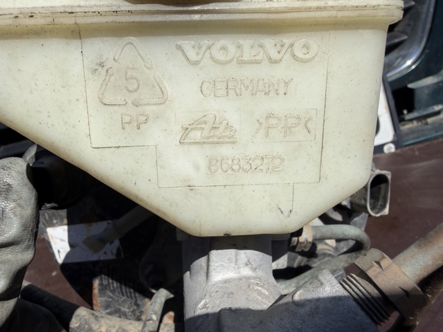 Бачок головного гальмівного циліндру (гальмівної рідини) 8683272 VOLVO