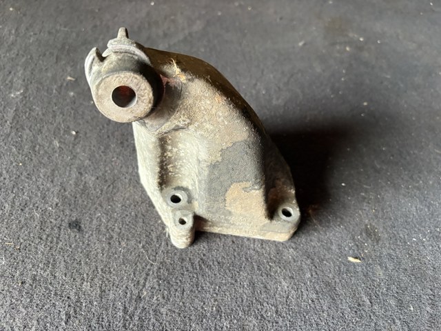 Кронштейн подушки (опори) двигуна, правої A6422230104 MERCEDES