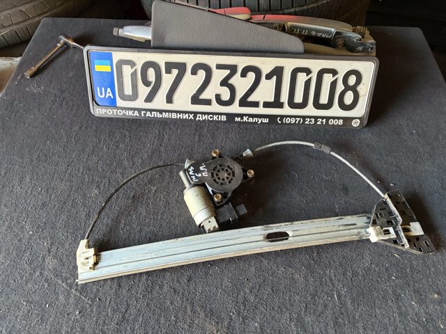 Двигун склопідіймача двері передньої, лівої GJ6A5958X MAZDA