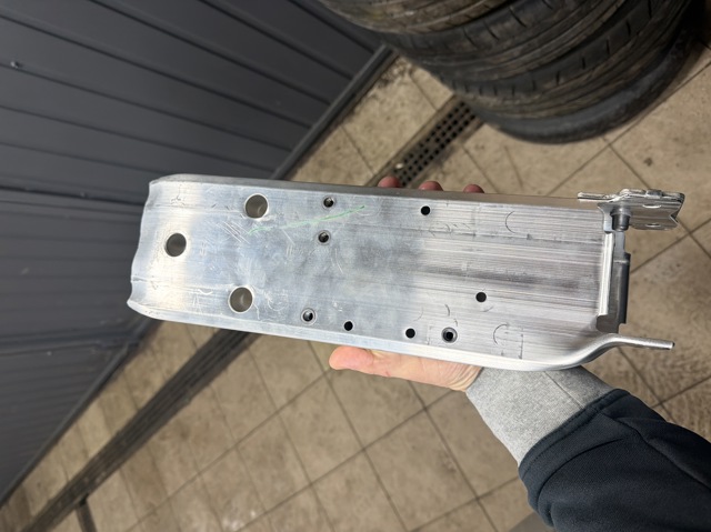 Кронштейн підсилювача переднього бампера 51118057152 BMW