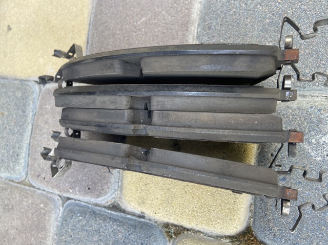 Колодки передні LR140729 LAND ROVER