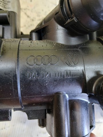 Корпус термостата в зборі 06L121111M VAG