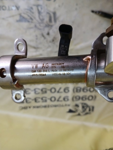 Розподільник палива (рампа), правий 06M133316L VAG