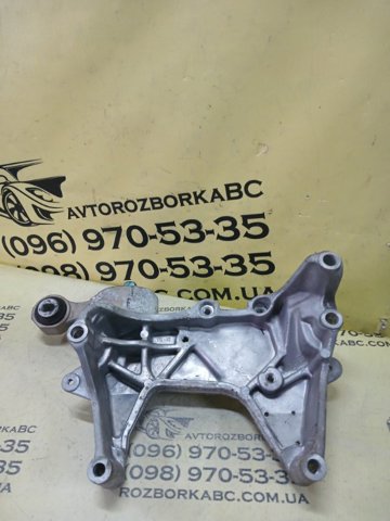 Кронштейн подушки (опори) двигуна, правої 112314BA0B NISSAN