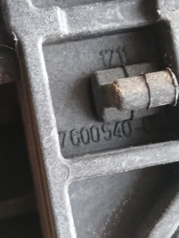 Кронштейн радіатора правий 17117600537 BMW