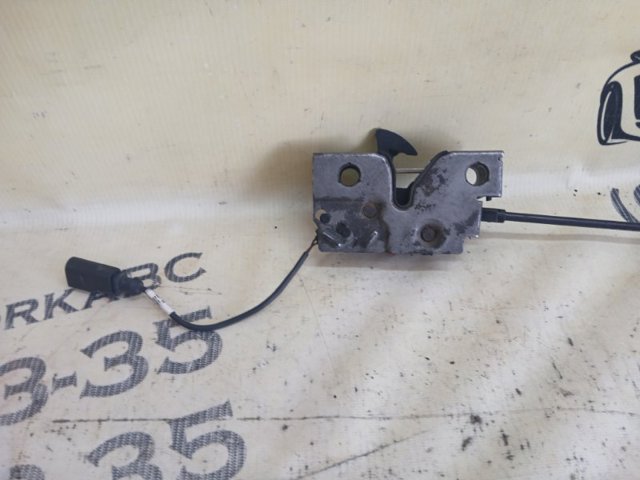 Запор капота (замок і привід замка капота) 2GJ823509 VAG