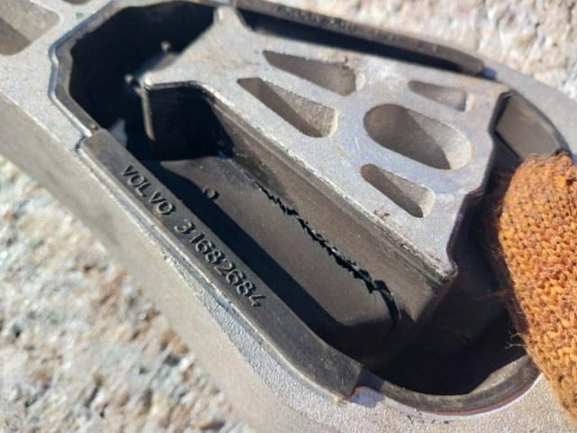 Подушка (опора) двигуна, права верхня 31682684 VOLVO