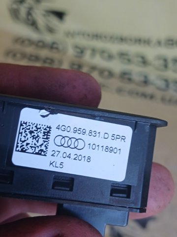Кнопка приводу замка задніх 3/5 дверей (ляди) 4G0959831D VAG